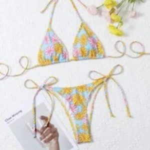 Blommig söt cheeky bikini från shein - Jätte söt blommig bikini som jag har endast provat på i 2020. Den är slutsålt på shein. Bikinin är i storlek S