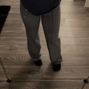 Kostymbyxor  - Säljer dessa byxor från Madlady (använda fåtal gånger,är som nya) Jag har storlek 36-Short.  Hör av dig om du har frågor eller funderingar 💙