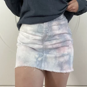 Jeanskjol - Min absoluta favoritkjol som tyvärr nu är för liten för mig. Jättesnyggt rosa/blått tie-dyetryck och så smickrande passform! Kjolen är kort och högmidjad 💙 Den är ganska liten i midjan så skulle säga att den passar en 32-34 💗