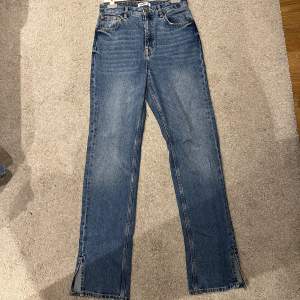 Oanvända jeans från Pull&Bear i storlek 38 med slits. Kan både posta och mötas upp och kan även skicka fler bilder om det önskas!💖 Nypris 400