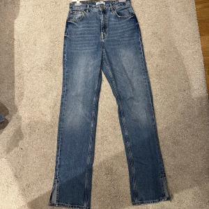 Pull&Bear jeans - Oanvända jeans från Pull&Bear i storlek 38 med slits. Kan både posta och mötas upp och kan även skicka fler bilder om det önskas!💖 Nypris 400