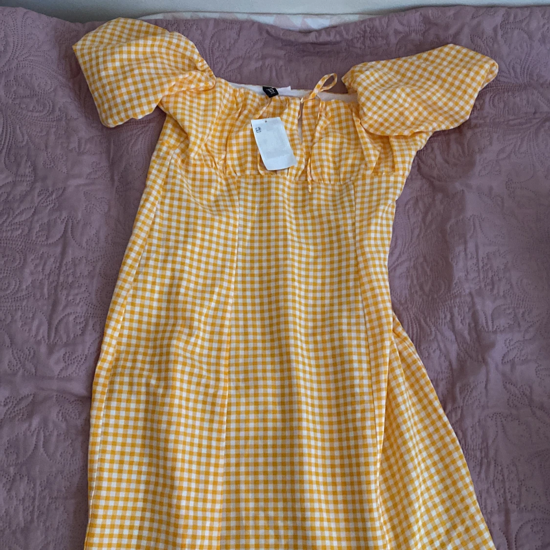 Rutig klänning med detaljer  - 90