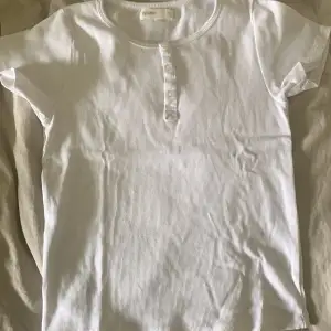 En vit fin tröja , Använd några gånger, Säljer pga att den är lite för stor❤️