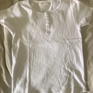 tröja  - En vit fin tröja , Använd några gånger, Säljer pga att den är lite för stor❤️