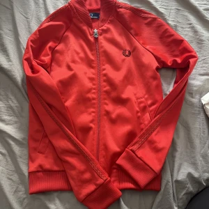 Tröja  - Vene vad de är för märke men använder inte o bara ligger i garderoben 