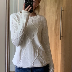 Stickad tröja  - Säljer denna jättesöta stickade tröjan från VILA🤍är i bra skick och har en liten fläck nära kragen men det är inget man märker☺️perfekt till hösten!