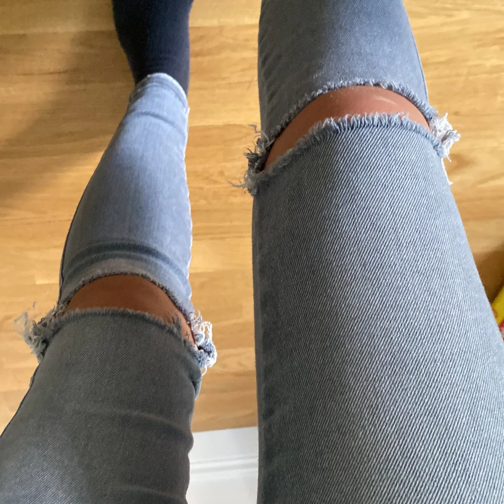 Säljer dessa gråa jeans från DRDENIM som knappt är använda🤍 stolen xs. Jeans & Byxor.
