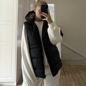 Dunväst - Säljer min mörkt marinblåa dunväst från Zara som passar perfekt året om! Den har inga skador och är i allmänt bra skick! Storlek 164 men passar mig som är strl S! Skriv gärna för mer bilder💕