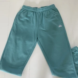 Oanvända mysbyxor🥰 - Oanvända mysbyxor från champion! Riktigt somriga och fin färg!🩷