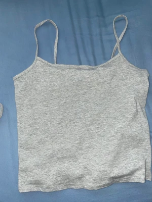 Linne - Figurnära linnen i mjuk bomullstrikå med djup, rund halsringning och smala axelband. Nypris 129kr för två linnen.  (Artikelnummer:1176889001 på hm.se) Kan mötas i Gbg 