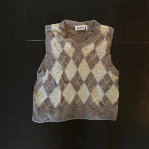 Stickad väst - Säljer min stickade väst från märket Weekday då den inte är min stil längre :)