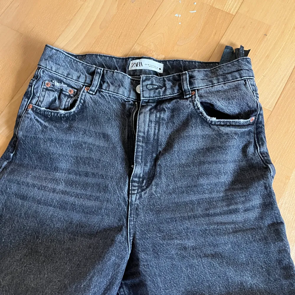 Superpopulära zara jeans i den gråa färgen. Storlek 38 och så fin längd i benen. Jeans & Byxor.