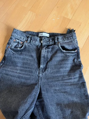 Zara highrise straightleg jeans - Superpopulära zara jeans i den gråa färgen. Storlek 38 och så fin längd i benen