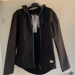 RVT tm Revolution - Tunn jacka med luva helt ny 