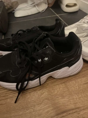 adidas skor - Adidas skor i okej skick, den är använd men det funkar bra, säljer för den är för liten för mig