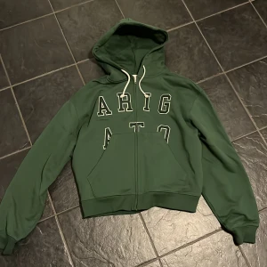 Arigato hoodie  - Arigato hoodie i mycket bra skick ord pris 2300 