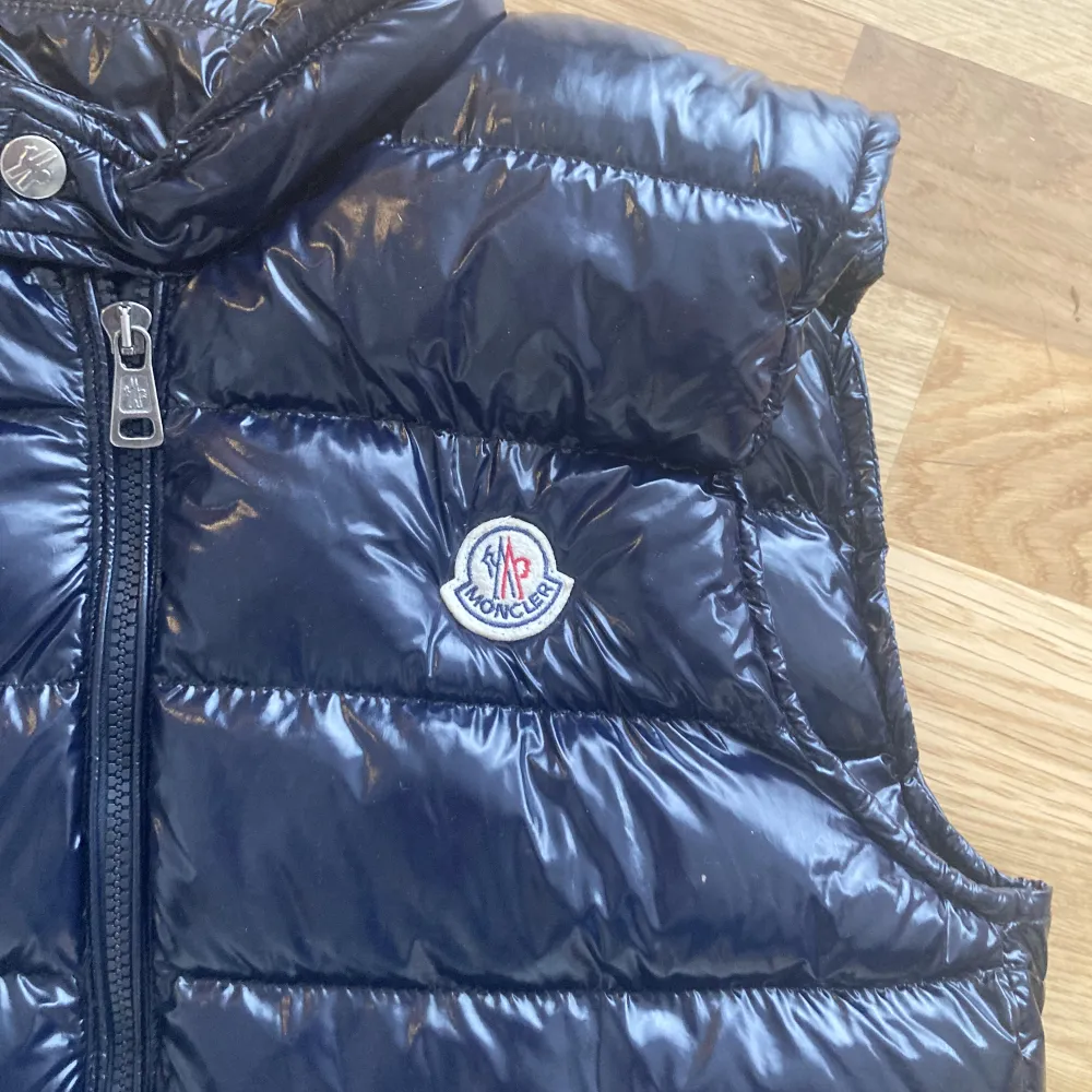 Hej jag säljer denna moncler väst som är köpt här på Plick. Perfekt till sommaren när det är lite halv kyligt men det är för varmt för en  jacka. Kan ej garantera att den är äkta. Öppen för byten :) Pris kan diskuteras vid snabb äffär:). Jackor.