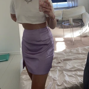 Satinkjol💜 - Satinkjol med slits💜Strl S