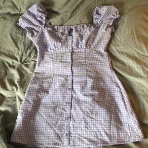 Lila rutig klänning - En jätte gullig lila klänning. Va lite stor annars skulle den kommit till användning.