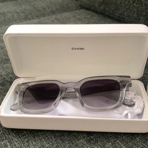 Chimi 04 Grey - Riktigt feta chimis, perfekt nu för sommaren speciellt. Konditionen är som ny men i boxen är det bara en liten sent men det är inget att oroa sig över 