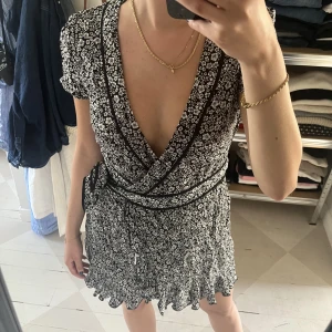Blommig klänning - Superfin blommig klänning från bikbok. Det går själv att välja hur urringad man vill att den ska vara☺️Materialet är super mjukt och den är i storlek xs💕