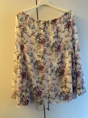 Sommarkjol storlek 46/48. - Vacker sommarkjol i storlek 46/48, upplevs större då det är resår runt hela midjan. Märke Damart (kvalitet) Mått midja när resåren är helt utdragen är ca 116cm. Längd ca 72cm. Har innerkjol. 100% polyester.