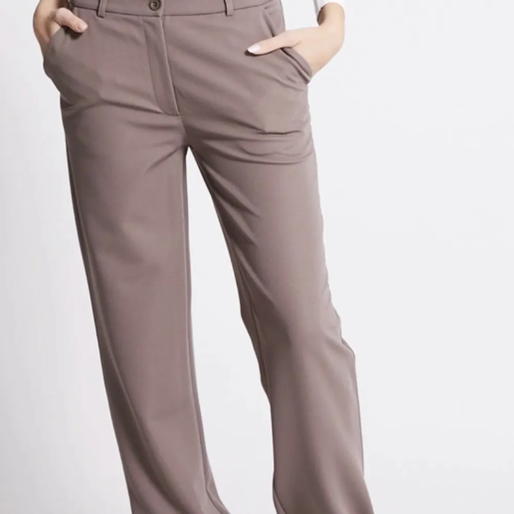 Säljer dessa oanvända kostymbyxor från lager 157💗skriv vi frågor eller för fler bilder ! Lite oklar färg lite brun grå . Jeans & Byxor.