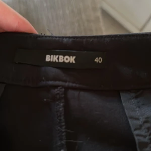 Kostymbyxor  - Ett par kostymbyxor från bikbok i storlek 40. Jätte fint skick och säljer för att de används inge mer. Jätte fin passform. 