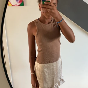 Brunt linne - Säljer ett fint brunt lille. Inga skador eller hål. Gott som ny. Väldigt skön och fin❤️