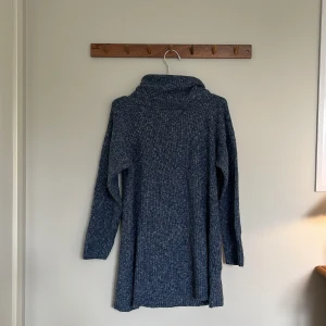 Stickad klänning  - En stickad klänning i storlek M men skulle säga att den passar xs/s. Superfin tillsammans med ett par stövlar eller sneakers. Skön till sommarkvällar eller hösten/vintern! Klänningen är använd vid ett tillfälle. Köpt på Zalando💗 väldigt bra skick!