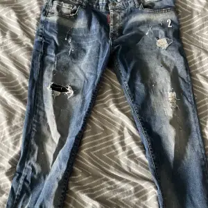 Säljer minadsquared2 jeans använder aldrig dom…