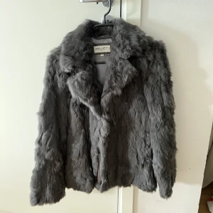 Päls Jacka från Hollies  - Äkta pälsjacka från Hollies Stockholm  Storlek 34 men funkar som en 36. 😎