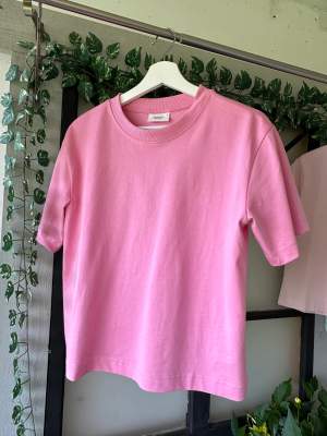 Rosa t-shirt från Gina som knappt är använd, str S 