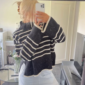 Randig stickad tröja  - Randig stickad tröja! Helt ny och aldrig använt! Storlek S! 🤍