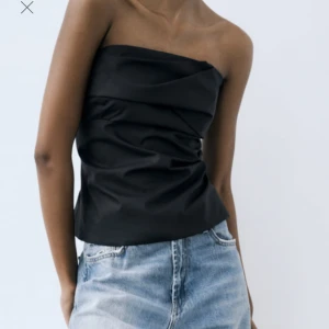 Zara top - Svart bandeau top från Zara, helt oanvänd Storlek S, liten i storleken