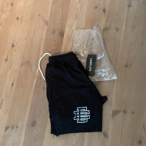 Eric emanuel shorts - Aldrig änvänds shorts från eric emanuel. Säljer eftersom dom är för små för mig Står att dom är L men skulle säga mer som S-M