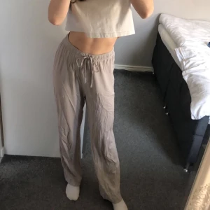 Byxor  - Väldigt fina beige byxor. Vet ej vart dom är ifrån eller storleken då lappen på dom är bortklippt. Jag är en S och skulle säga att dom är lite stora på mig men det beror på vad man själv tycker om. Väldigt fladdriga å sköna. Knappt använda.💗