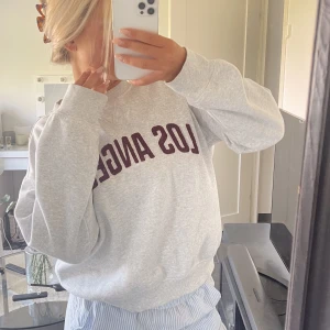 Sweatshirt  - Grå sweatshirt i storlek S! Så himla skön och snygg!! Passar till det mesta🤍