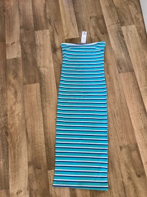Klänning  - Tubtop klänning från Gina tricot. Helt oanvänd med lappen kvar i storlek M. Nypris 299 säljer för 150