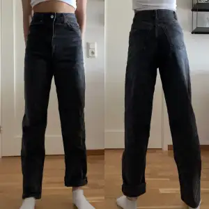 hödmidjade jeans ifrån h&m divided i storlek 32. det går att vika upp benen för en cuffad look.