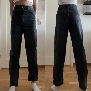 högmidjade mörkgrå jeans  - hödmidjade jeans ifrån h&m divided i storlek 32. det går att vika upp benen för en cuffad look.
