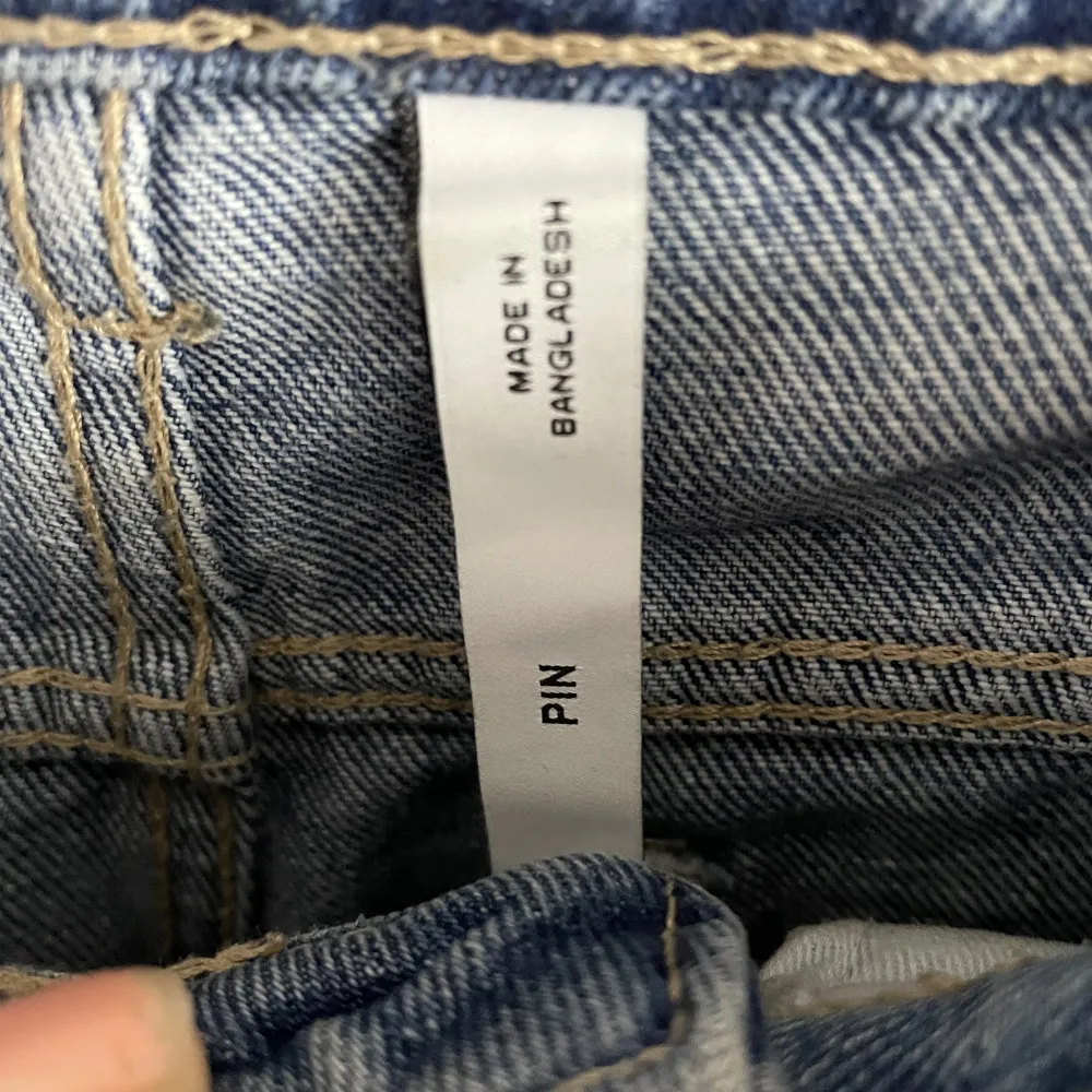 Jättesnygga jeans som tyvärr börjat bli för små. Från weekday i modellen pin i storlek W 27 L 32, sitter som en S. Skriv om ni är intresserade eller vill ha mer bilder. Pris kan diskuteras, köparen står för frakten! ❤️. Jeans & Byxor.