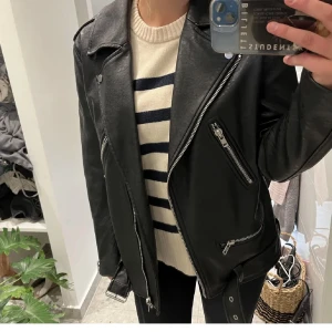 Carin Wester skinnjacka - Första bilden är lånad men exakt samma jacka!! Jättefin skinnjacka från Carin Wester. Knappt använd, bra skick 🌞 Storlek 38. Köpte för 1200