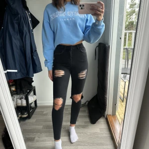 "Slitna jeans" 🖤 - "Slitna jeans" från ginatricot. Fin passform, kommer inte till användning 🖤