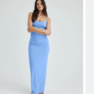 Klänning  - Säljer trendiga långa klänningen från BikBok som är slutsåld hela tiden jag har använt klänning 1 gång💙