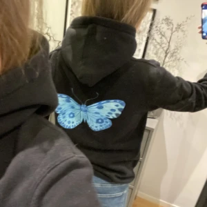 Hoodie - Supersnygg hoodie från the cool elephant ancsnt ganska mycket men kommer inte till användning längre i storlek m men jag som har s tycker den passar mig ändå men skulle även funka på en m