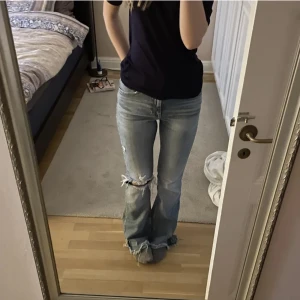 Zara jeans - Sjukt snygga mid/low waist zara jeans. Passar mig som är 175cm och vanligtvis bär 34/36