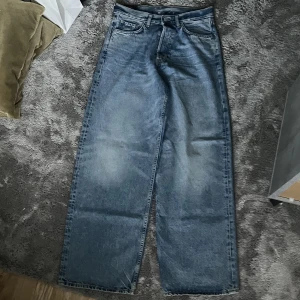 Blå weekday jeans  - Jeansen är aldrig använda och är helt som nya.  Modellen på jeansen är ”Astro” och har en baggy passform.  Meddela vid övriga frågor eller köp direkt i appen ! 