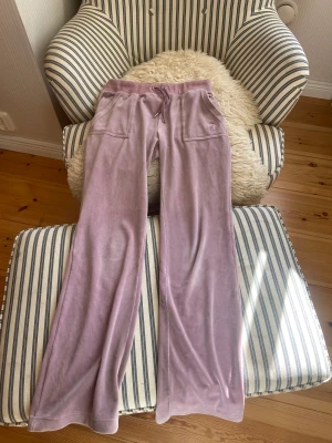 Rosa juicy couture  - Hej säljer nu mina rosa juicy byxor i storlek S En an silver saken har trillat bort på snörena, men annars väldigt bra skick! Pris går att diskutera 