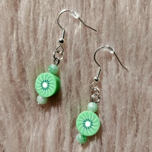 🥝 örhängen 🥝 - Handgjorda 🥝 örhängen 🥝nickelfria! Skriv till mig för fri frakt ✨💚